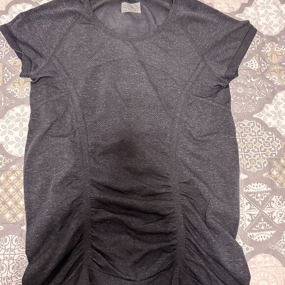 Athleta Short-sleeved t-shirt, gray, with ruffles, non-slip size M - Picture 4 of 5